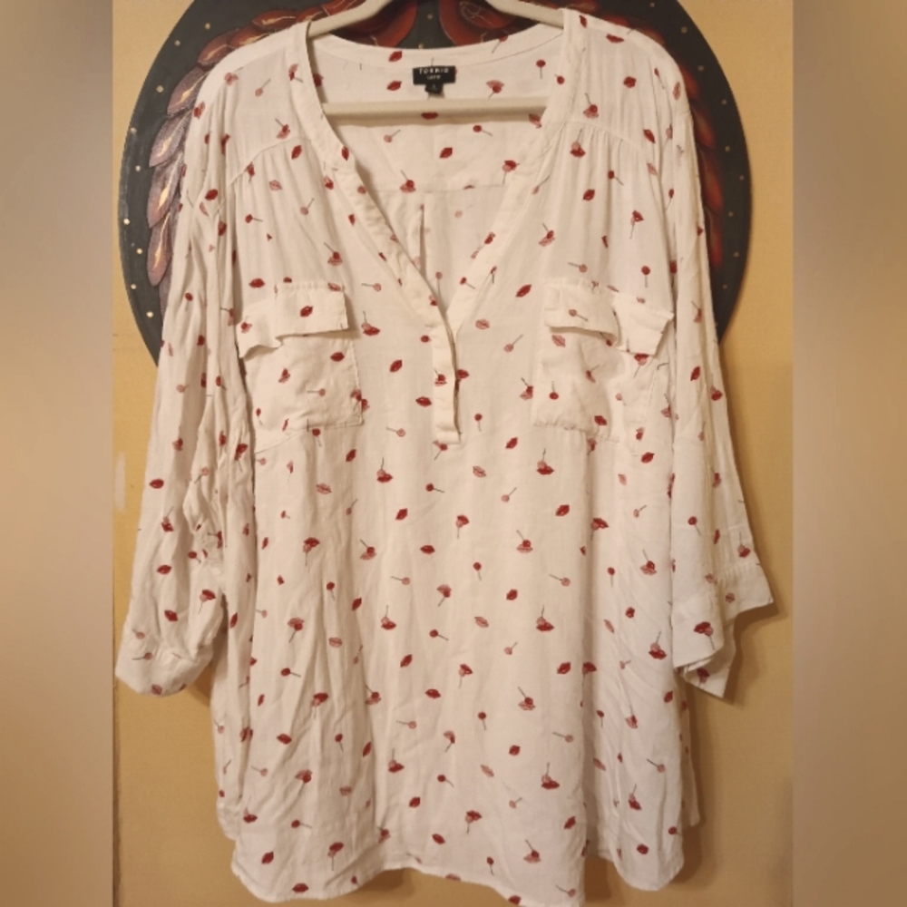 Torrid "Harper" white blouse sz.5 lips and lollipops print pink and red